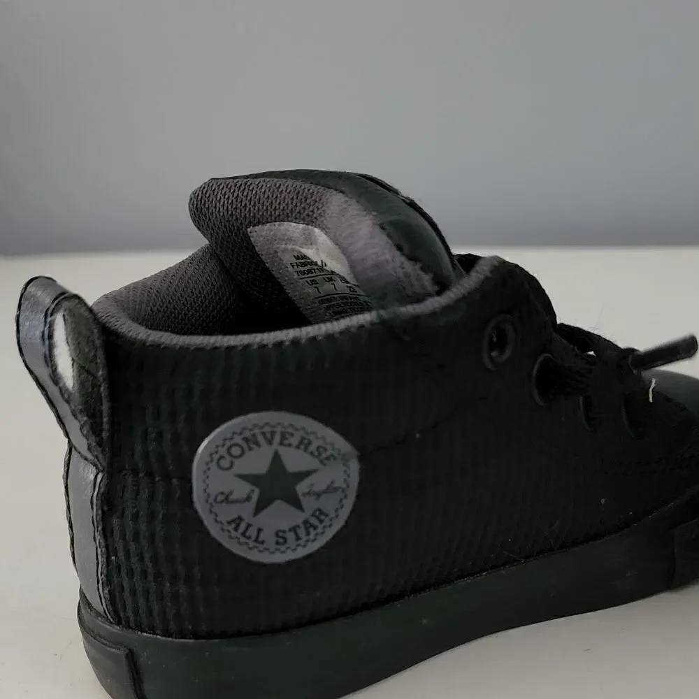 Converse Chuck Taylor athletic shoes kids size 7